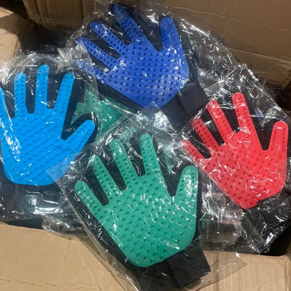 Pet grooming gloves in bulk